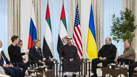 El presidente de Emiratos con las delegaciones de Rusia, EEUU y Ucrania. (WAM)