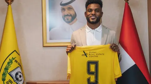 El futbolista colombiano con su nueva camiseta. (X)