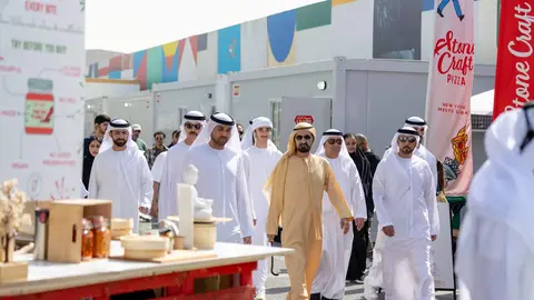 El gobernante del emirato recorre el Festival de Arte al Quoz. (Dubai Media Office)