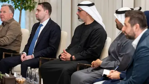 El pr&iacute;ncipe heredero de Abu Dhabi y el jeque Theyab bin Mohamed asisten a la reuni&oacute;n  con Steve Witkoff, enviado especial de EEUU, y Kirill Budanov, director de la Oficina del Presidente de Ucrania. (Fuente externa)