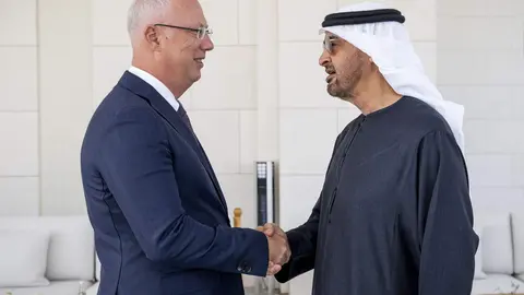 El presidente de EAU y el enviado ruso en Abu Dhabi. (WAM)