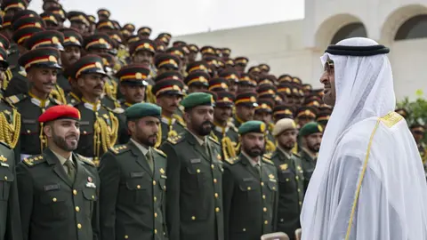 El presidente emirat&iacute; frente a los cadetes graduados. (WAM)