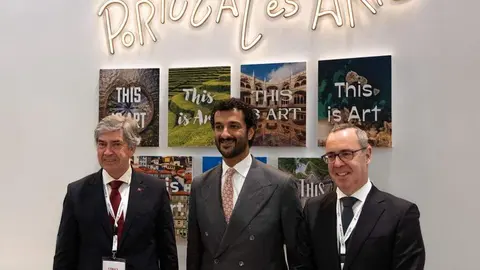 En el centro de la imagen el ministro de Econom&iacute;a de EAU. (WAM)