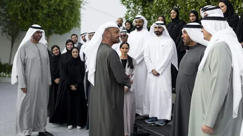 El presidente de EAU junto a empleados de Masdar. (WAM)