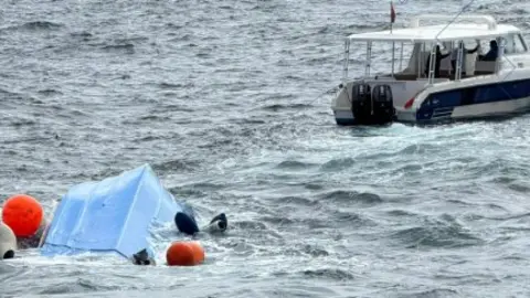La Polic&iacute;a Real de Om&aacute;n difundi&oacute; esta imagen del rescate. (X)