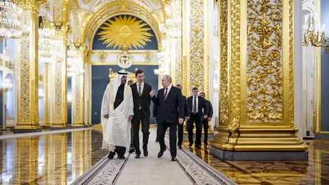 Los presidentes de EAU y  Rusia este jueves en Mosc&uacute;. (WAM)