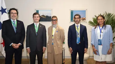 En el centro de la imagen Noura Al Kaabi, ministra de Estado de Emiratos &Aacute;rabes. (WAM)