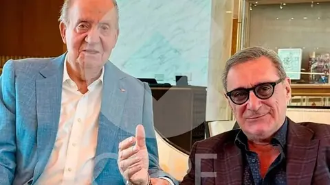 Juan Carlos I, junto al periodista Carlos Herrera en Abu Dabi. (Cope).