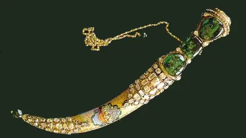 La famosa daga tiene tres grandes esmeraldas en su mango y se trataba de uno de los regalos que el Sult&aacute;n Mahmud enviaba con un diplom&aacute;tico al l&iacute;der iran&iacute; Nader Sah. (Fuente externa)