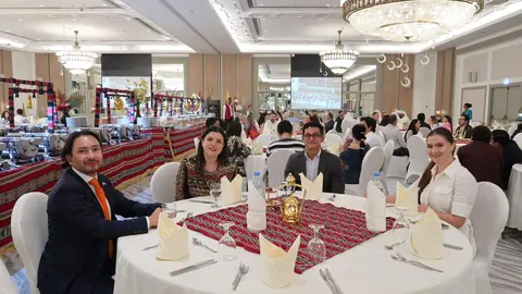 Asistentes disfrutan del Iftar por Ramad&aacute;n. (Cedida)