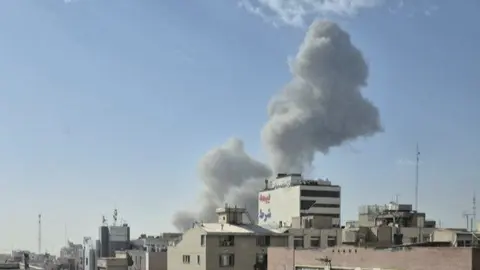 El humo es visible en Teher&aacute;n. (X)