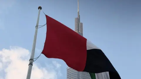 La bandera emirat&iacute; ante el Burj Khalifa. (Dubai Media Office)
