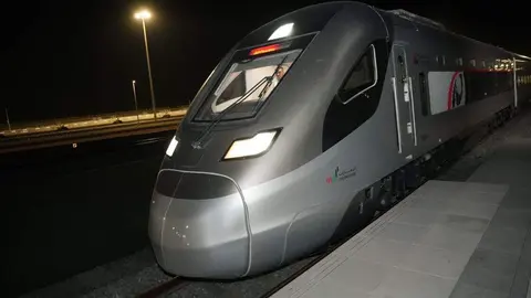 Uno de los trenes de EAU que cubre el servicio hacia la frontera saud&iacute;. (WAM)