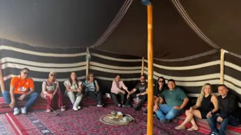 Imagen del grupo de colombianos atrapados en Dubai. (X)