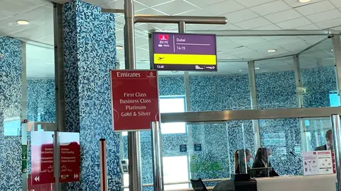 Vuelo de Emirates en el aeropuerto de Lisboa. (EL CORREO)