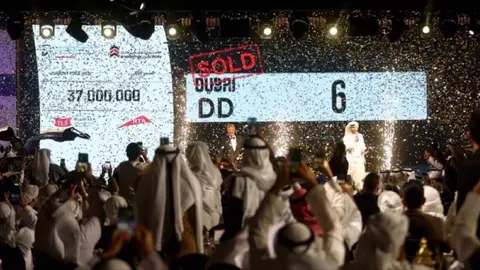 Un momento de la subasta de matr&iacute;culas en dubai. (X)