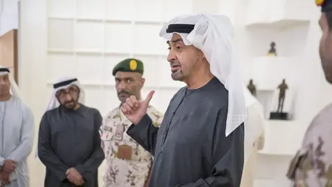 El presidente de EAU durante su visita al Ministerio de Defensa. (WAM)