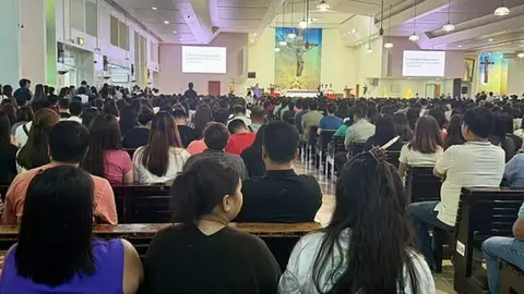 Asistentes a la misa filipina en Dubai. (Fuente externa)
