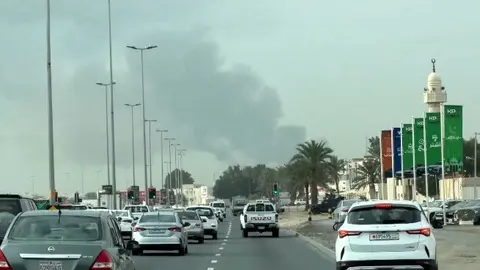 Incendio de la refiner&iacute;a en Bahrein. (X)