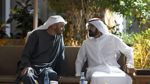 El presidente de EAU, a la izquierda, junto al gobernante de Dubai. (WAM)