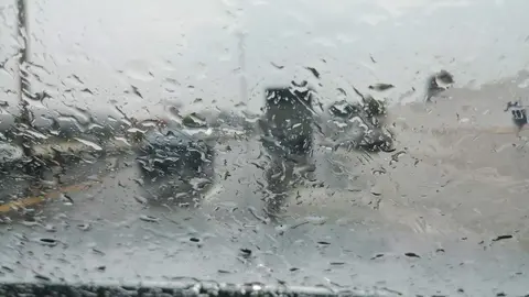 La lluvia cae en una carretera de Emiratos. (EL CORREO)