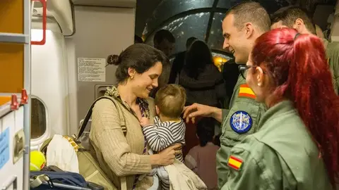 Militares atienden a espa&ntilde;oles evacuados. (Efe)