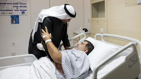 El presidente de Emiratos, durante su visita a los heridos. (WAM)