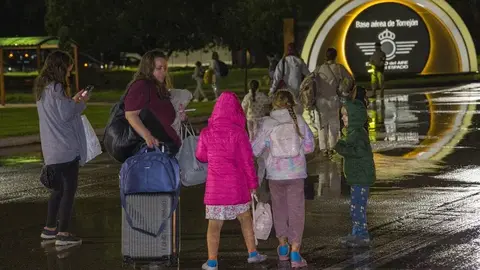 Evacuados de Oriente Medio en un avi&oacute;n del Ej&eacute;rcito del Aire llegan a la base a&eacute;rea de Torrej&oacute;n de Ardoz. (Ministerio De Defensa)