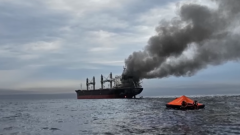 Buque en llamas en el estrecho de Ormuz. (Fuente externa)