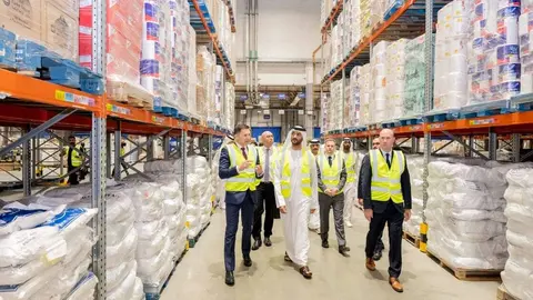 El ministro de Econom&iacute;a recorre un al mac&eacute;n de Carrefour. (WAM)