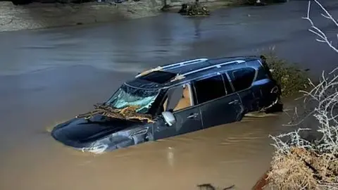 Un coche afectado por la tormenta en Om&aacute;n. (X)