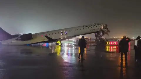 Avi&oacute;n de Air Canad&aacute; siniestrado en el aeropuerto de LaGuardia en Nueva York. (@SLCScanner)