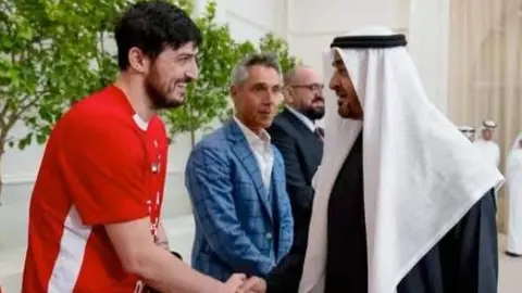 El futbolista iran&iacute; y el presidente emirat&iacute;. (X)