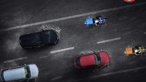 La Polic&iacute;a de Abu Dhabi difundi&oacute; esta imagen de una carretera con lluvia. (X)