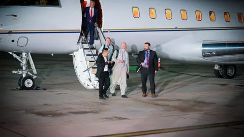 Momento de la llegada del ling&uuml;ista estadounidense a EAU. (WAM)