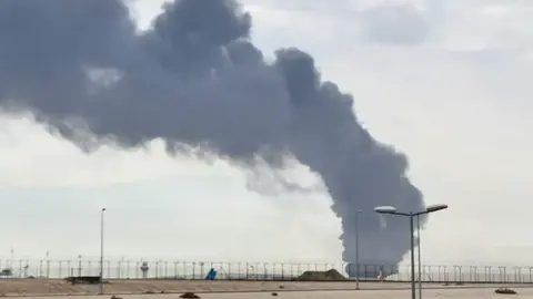 Incendio en el Aeropuerto de Kuwait. (X)
