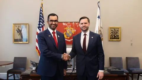 A la izquierda el ministro emirat&iacute; junto al vicepresidente de EEUU. (WAM)