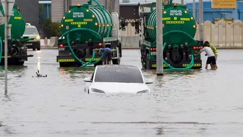 Un coche inundado por la lluvia en Dubai. (Fuente externa)