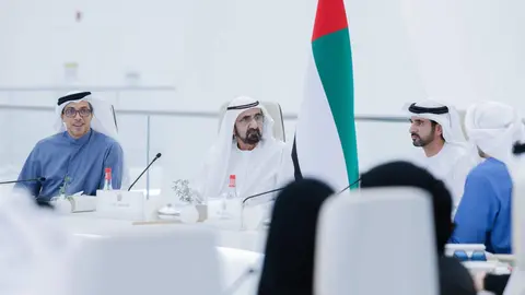 En el centro de la imagen, el gobernante de Dubai durante la reuni&oacute;n del Gabinete de EAU. (X)