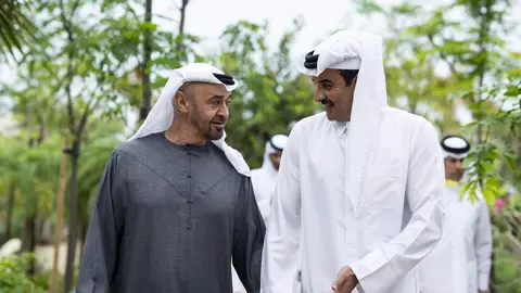 El presidente de EAU y el emir de Qatar en Abu Dhabi. (WAM)