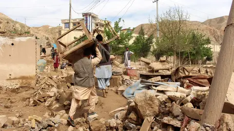 Afganos trabajan para devolver la normalidad tras las inunciaciones. (WAM)