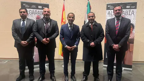 Embajador de EAU en Espa&ntilde;a, Saleh Al Suwaidi en el centro de la imagen y a su derecha Ramsi Jazmati e Ibrahim Al Nuaimi, director de Relaciones institucionales de la Embajada de EAU en Madrid, y a la izquierda del embajador, el alumno Humaid Al Ketbi y Miguel Moro, director de Casa &Aacute;rabe. (Cedida)