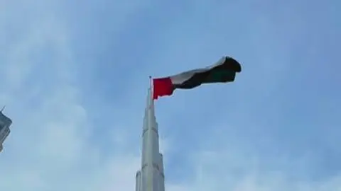 La bandera de EAU en lo alto del Burj Khalifa. (Instagram)
