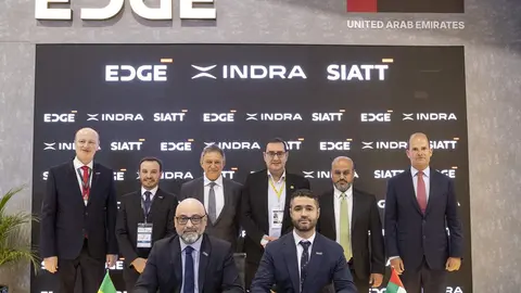 Un momento de la firma del contrato entre Edge e Indra con Brasil. (WAM)