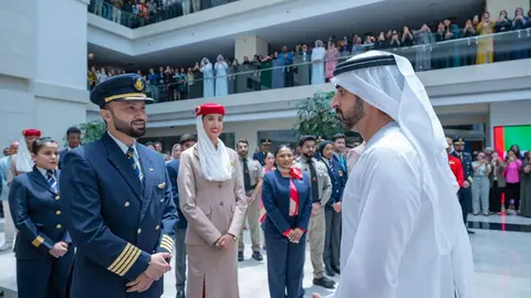 El pr&iacute;ncipe heredero de Dubai visita el edificio Emirates. (WAM)