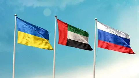 Banderas de EAU , en el centro, de Rusia, a la derecha y de Ucrania. (WAM)