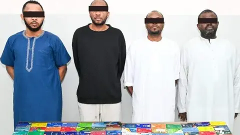 La Polic&iacute;a de Sharjah difundi&oacute; esta imagen de la banda detenida.