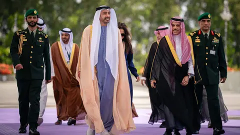 En primer t&eacute;rmino el ministro de Exteriores de EAU a su llegada a Yeda. (WAM)