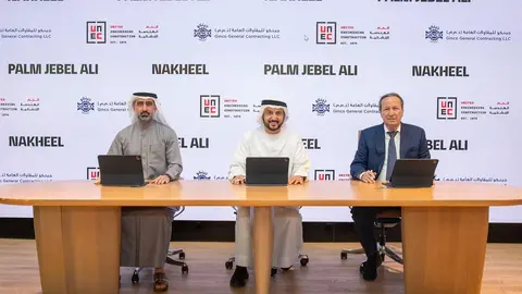 Un momento de la firma de contratos de construcci&oacute;n en Palm Jebel Ali. (Nakheel)