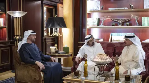 El presidente y el vicepresidente de EAU junta al rey de Bahr&eacute;in en Abu Dhabi. (WAM)